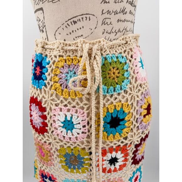 B1 Cupshe X JoJo Open Weave Crochet Mini Cover-Up Skirt M Floral Boho Festival - Picture 6 of 10